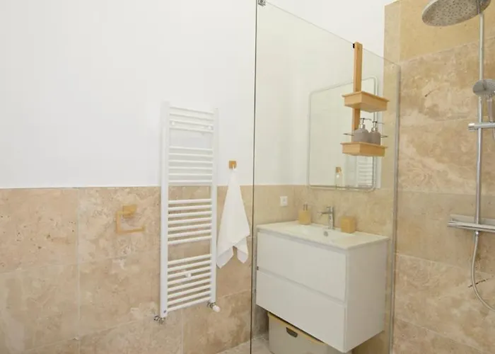 Treize Maison B-2 Bed House In Centre Of Severin 度假居